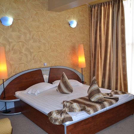 Hotel Helin - Calea Bucuresti Крайова Экстерьер фото