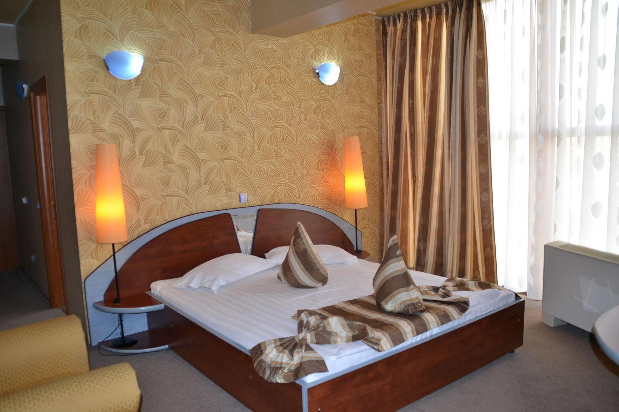 Hotel Helin - Calea Bucuresti Крайова Экстерьер фото