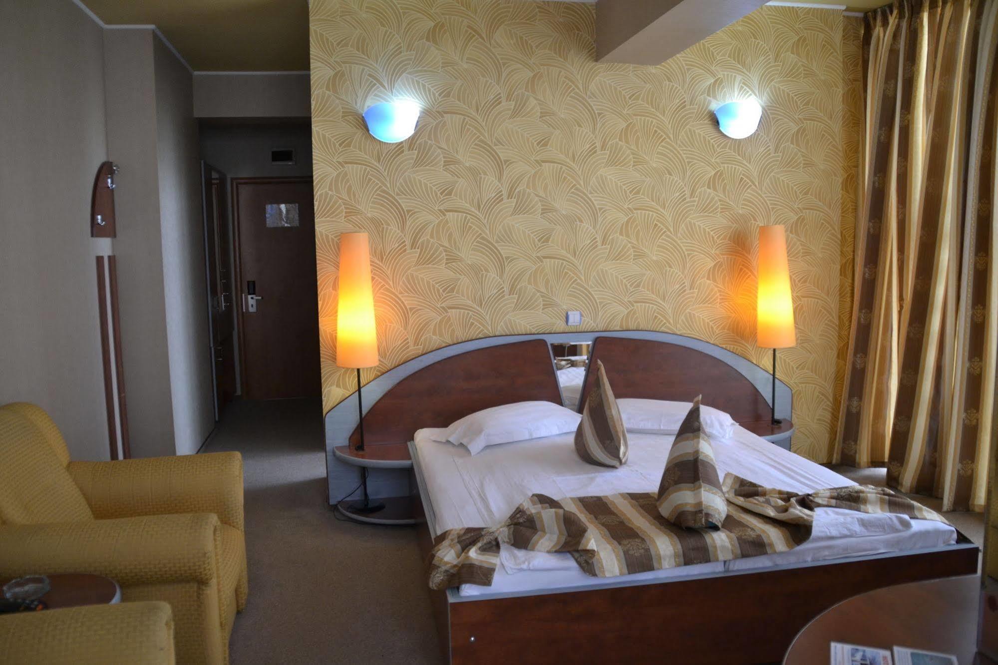 Hotel Helin - Calea Bucuresti Крайова Экстерьер фото