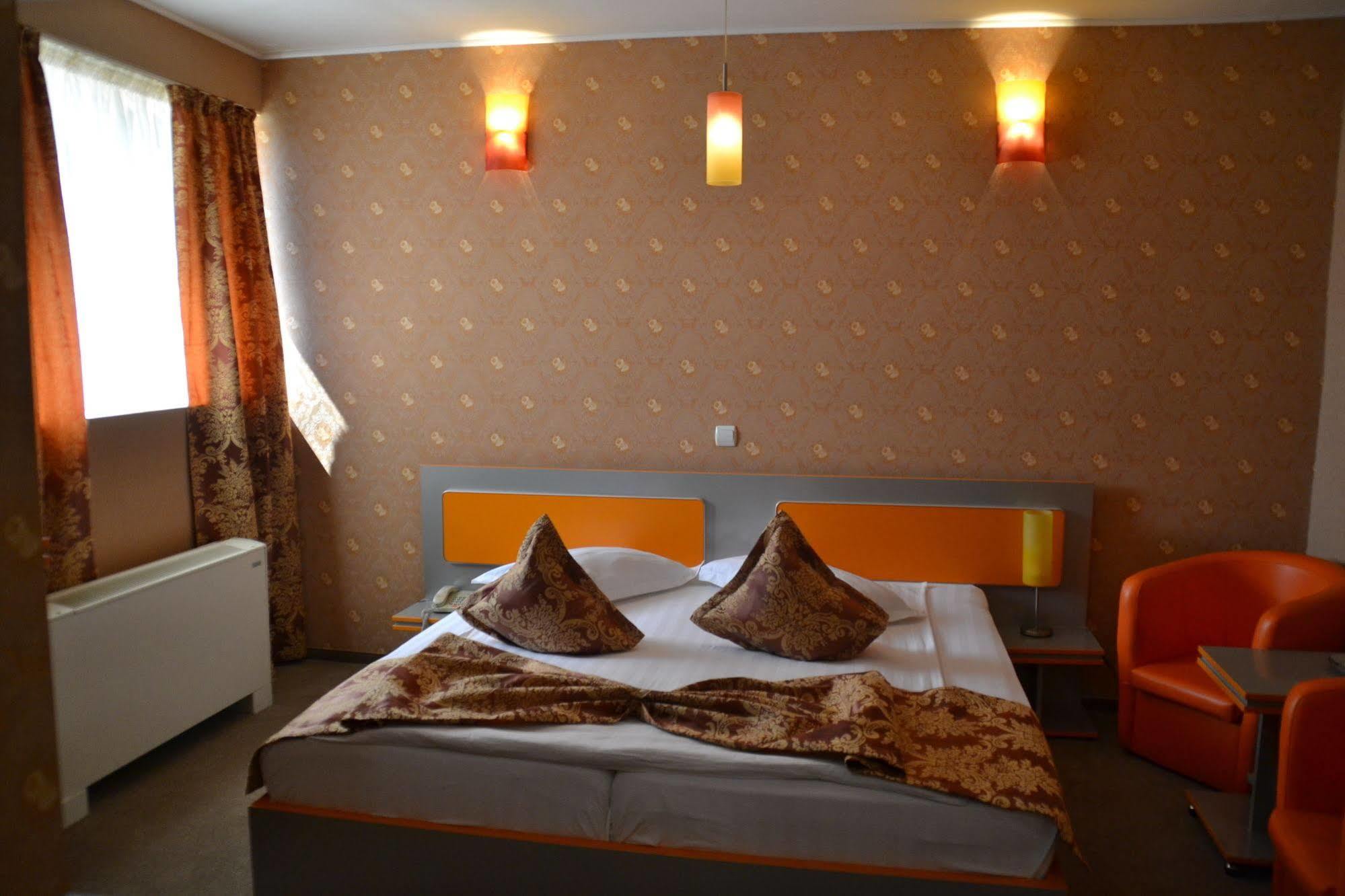Hotel Helin - Calea Bucuresti Крайова Экстерьер фото